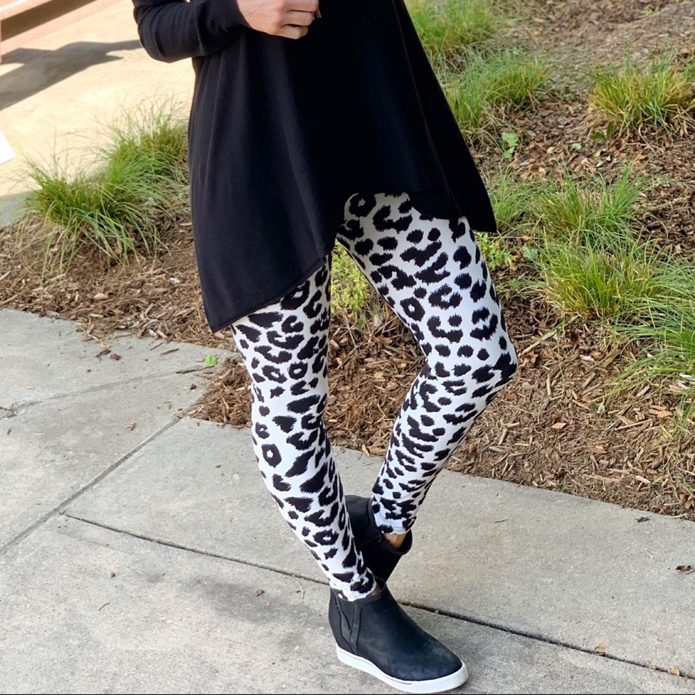 ✨LAST ONE✨Black and White Animal Print Leggings - Picture 2 of 7